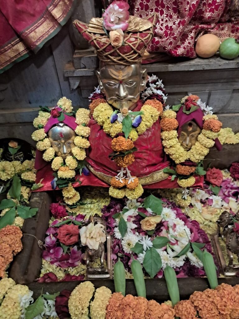 गुरु पौणिमेला धामणीत खंडोबाला फुलांची सजावट !! 1010375278