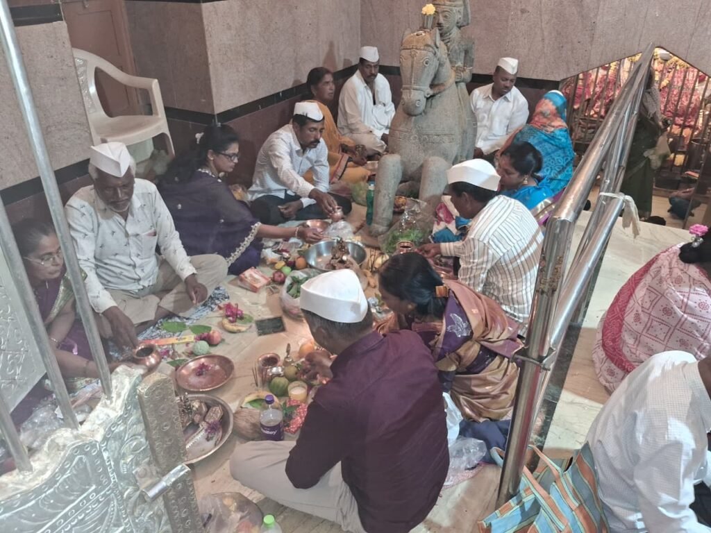 गुरु पौणिमेला धामणीत खंडोबाला फुलांची सजावट !! 1010375280