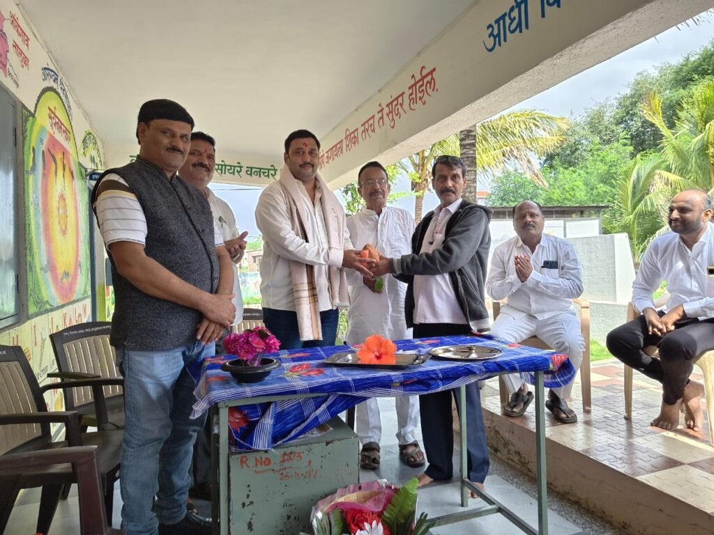 जवळे येथे वाढदिवसानिमित्त विद्यार्थ्यांना शालेय दप्तरांचे वाटप !! 1010420420