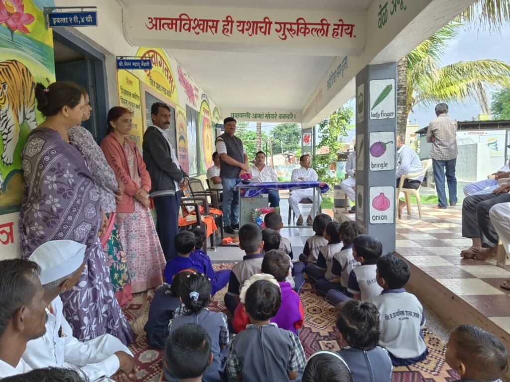 जवळे येथे वाढदिवसानिमित्त विद्यार्थ्यांना शालेय दप्तरांचे वाटप !! 1010420425