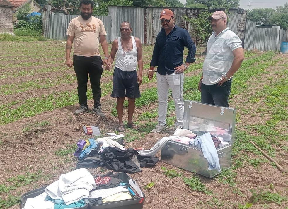 लोणीत मध्यरात्री चोरांनी मारला डल्ला, सुमारे अडीच लाख रुपयांचा ऐवज चोरीला !! 1010447227
