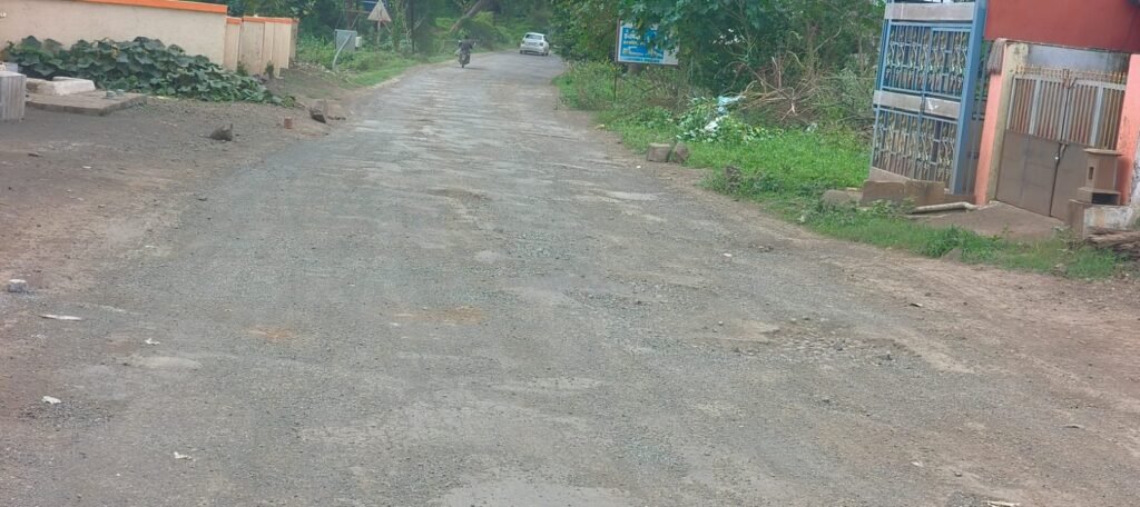 लोणी ते जारकरवाडी मार्गे मंचर रस्त्यावर सर्वत्र खड्डेच खड्डे !! 1010489861