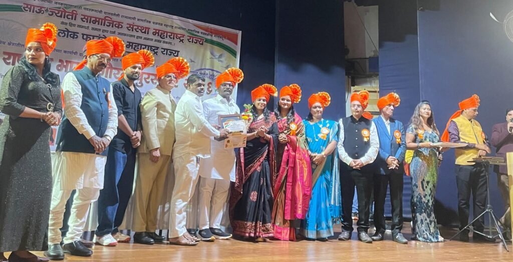 जारकरवाडी गावच्या शिरपेचात मानाचा तुरा;सुरेश काशिनाथ खुडे यांना ‘राष्ट्रीय भारत गौरव पुरस्कार ;कला व सामाजिक क्षेत्रातील योगदानाची दखल; ‘महाराष्ट्राच्या कला व संस्कृतीचे पालक’ म्हणून गौरव !! 1010508189