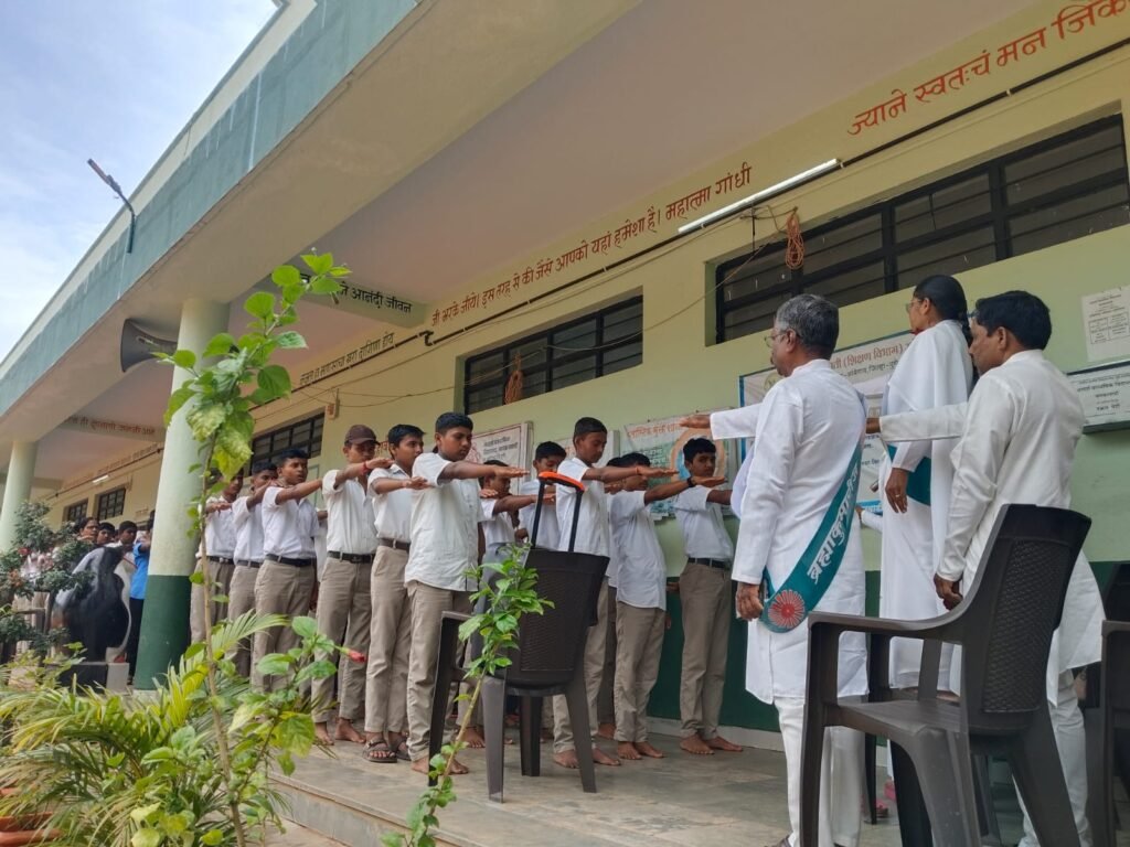 आदर्श माध्यमिक विद्यालय जारकरवाडी येथे ब्रह्मकुमारी विश्वविद्यालय शाखा पारगाव यांच्या माध्यमातून व्यसनमुक्ती,मोबाईलच्या अतिवापरासह व्यसनांच्या दुष्परिणामांबाबत विद्यार्थ्यांना मार्गदर्शन !! 1010516953