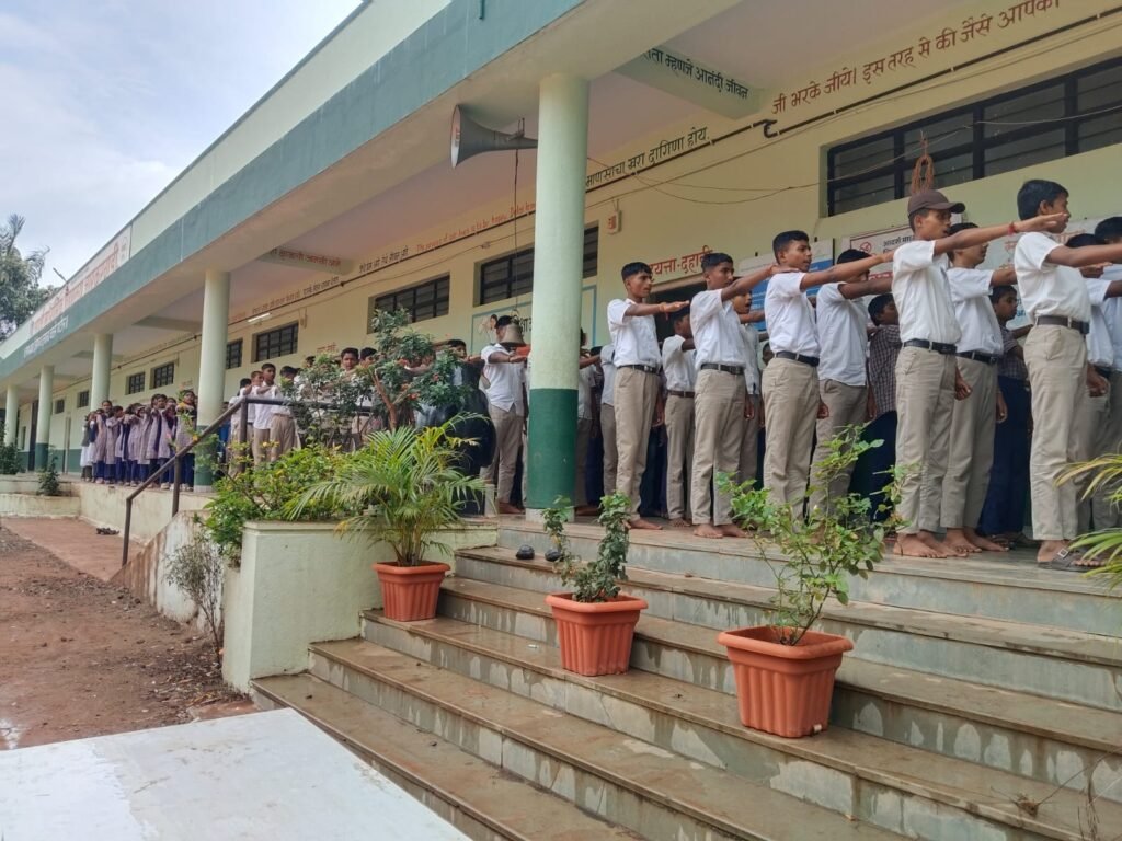 आदर्श माध्यमिक विद्यालय जारकरवाडी येथे ब्रह्मकुमारी विश्वविद्यालय शाखा पारगाव यांच्या माध्यमातून व्यसनमुक्ती,मोबाईलच्या अतिवापरासह व्यसनांच्या दुष्परिणामांबाबत विद्यार्थ्यांना मार्गदर्शन !! 1010516956