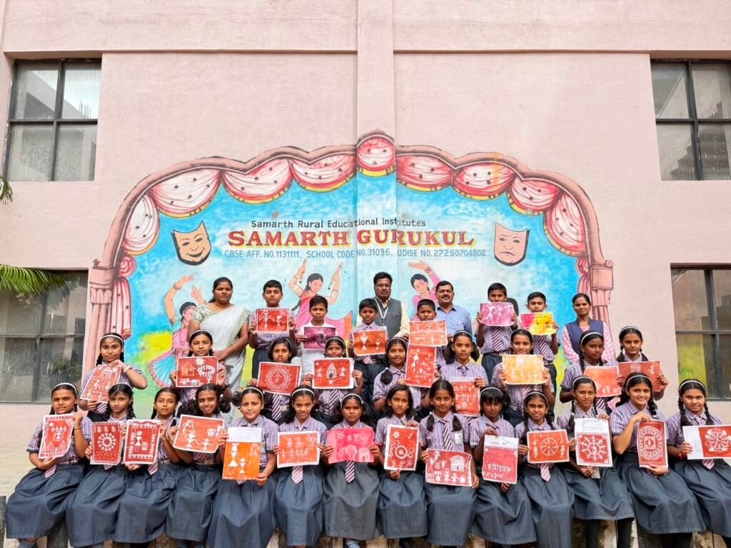 वारली कलेतून आदिवासी संस्कृतीचे दर्शन; समर्थ गुरुकुलमध्ये जागतिक आदिवासी दिन उत्साहात 1010528508