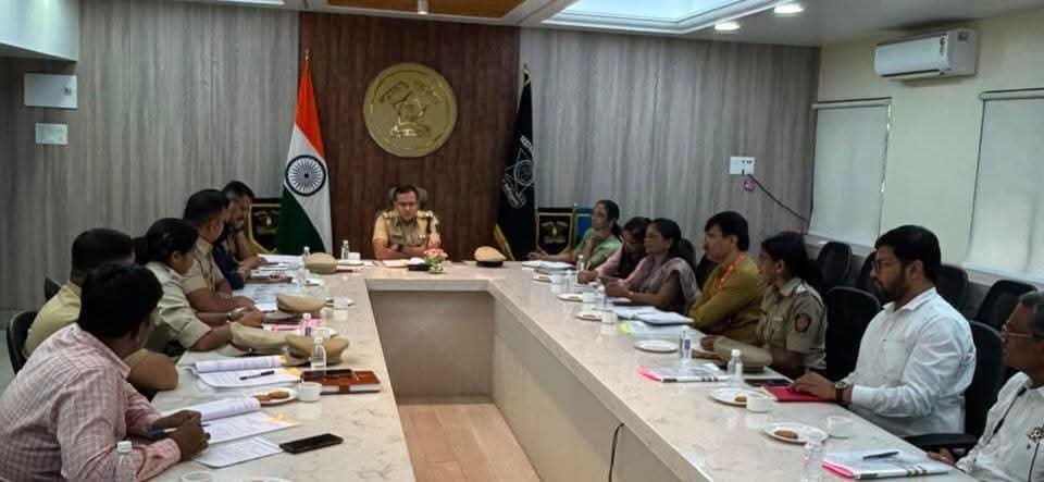 जिल्हा स्कुल बस सुरक्षितता समितीची बैठक संपन्न ;शालेय विद्यार्थ्यांची वाहतूक करतांना नियमावलीचे काटेकोरपणे पालन करावे - पोलीस सह आयुक्त संजय दराडे 1010548264
