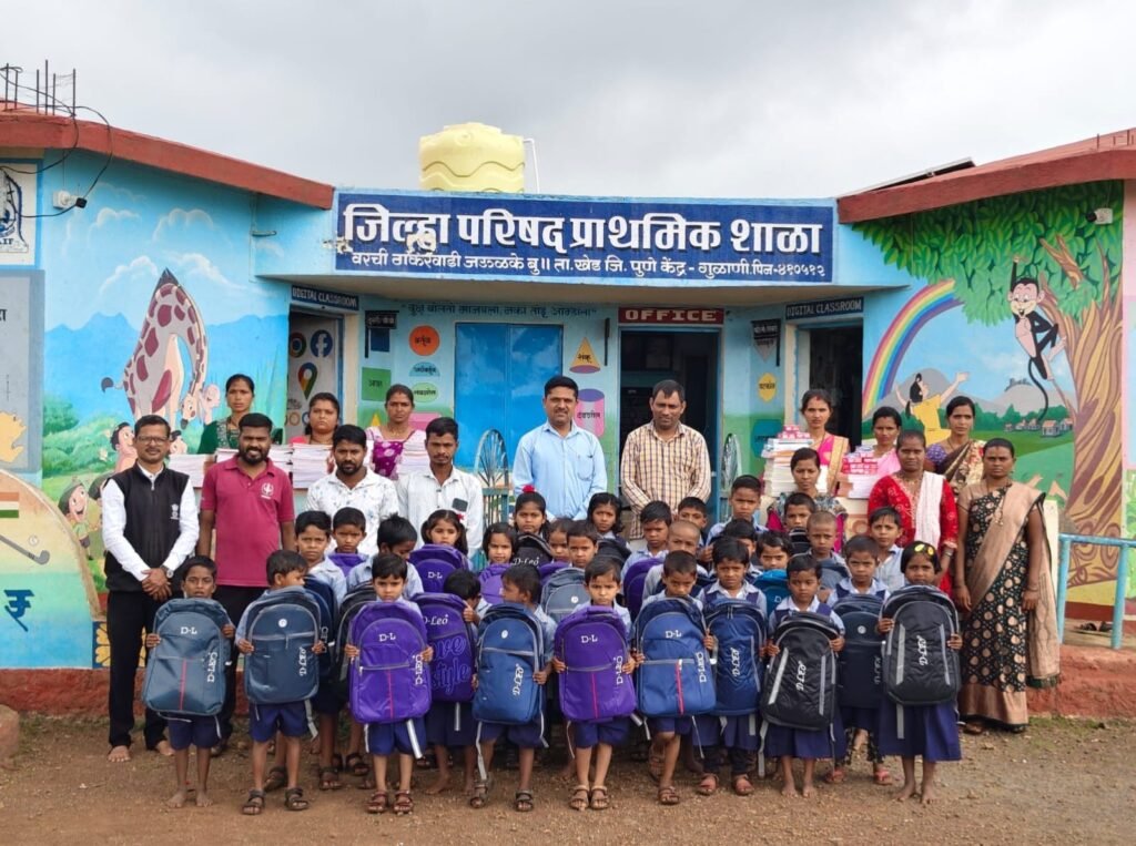 जऊळके बुद्रुक येथे ठाकर समाजतील आदिवासी मुलांना शैक्षणिक साहित्य वाटप !! 1010560337