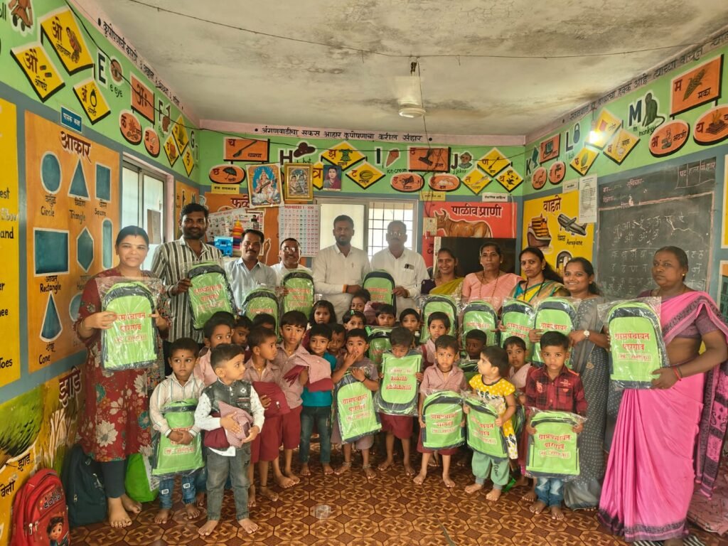 पारगाव (शिंगवे) ग्रामपंचायतीकडून अंगणवाडीतील विद्यार्थ्यांना दप्तर व ड्रेस वाटप !! 1010565674