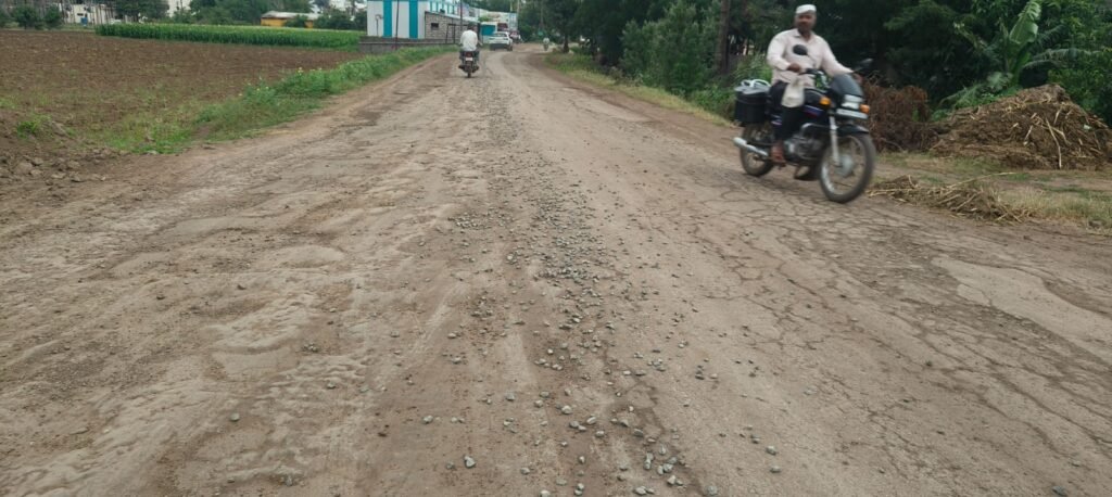 निरगुडसर ते निरगुडसर फाटा रस्त्यावर खडीचा धोका; अपघाताची शक्यता वाढली !! 1010672308