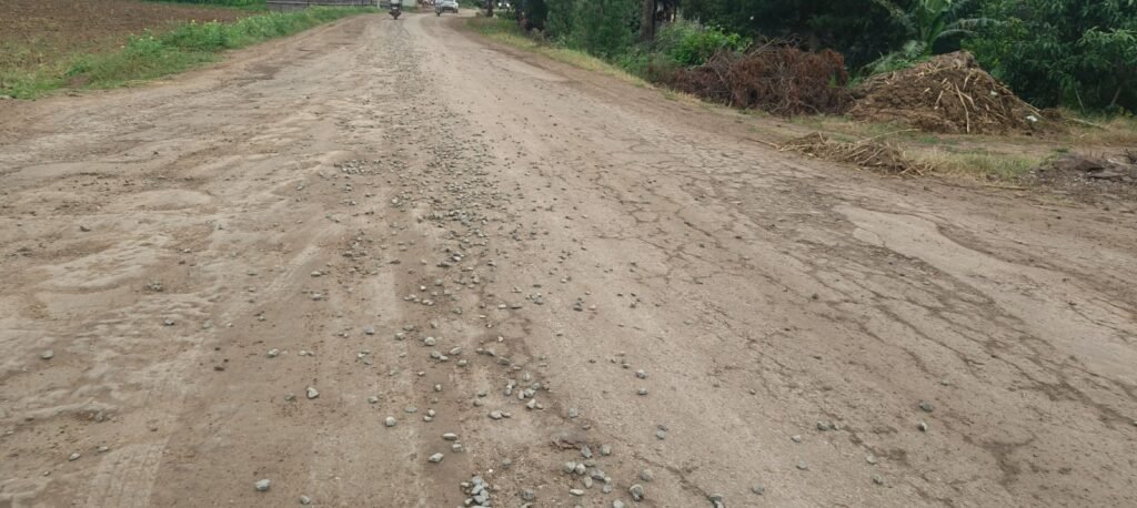 निरगुडसर ते निरगुडसर फाटा रस्त्यावर खडीचा धोका; अपघाताची शक्यता वाढली !! 1010672309