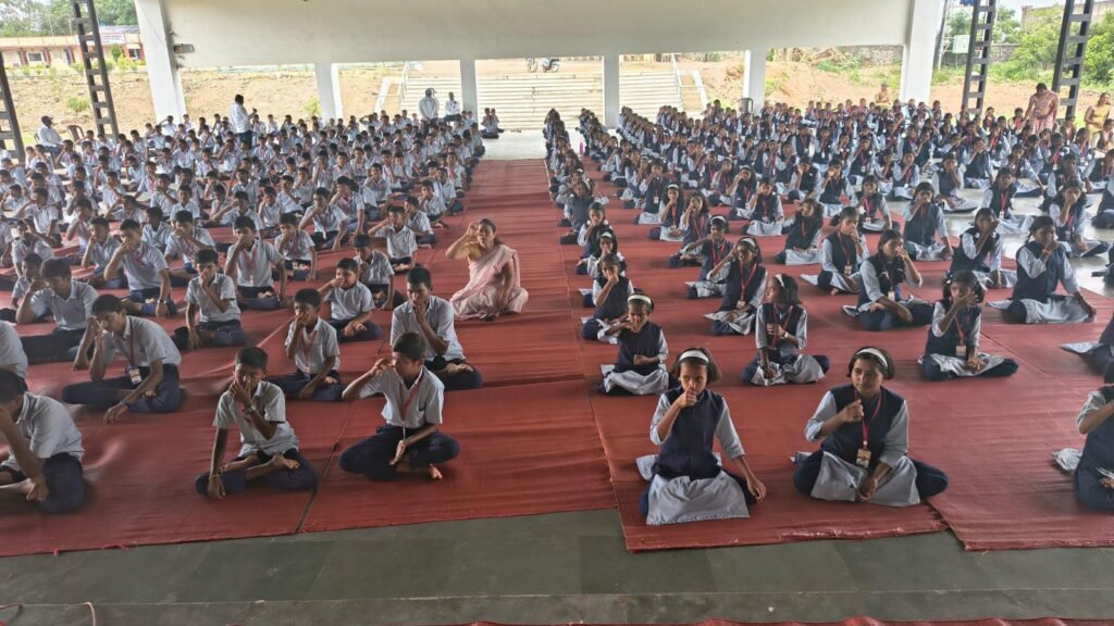 विद्यार्थ्यांनी तणावमुक्त जीवन जगत सकस आहार व व्यायामाला प्राधान्य द्यावे ; निरगुडसर येथे विद्यार्थ्यांसाठी आरोग्यविषयक मार्गदर्शन कार्यक्रम !! 1010697343