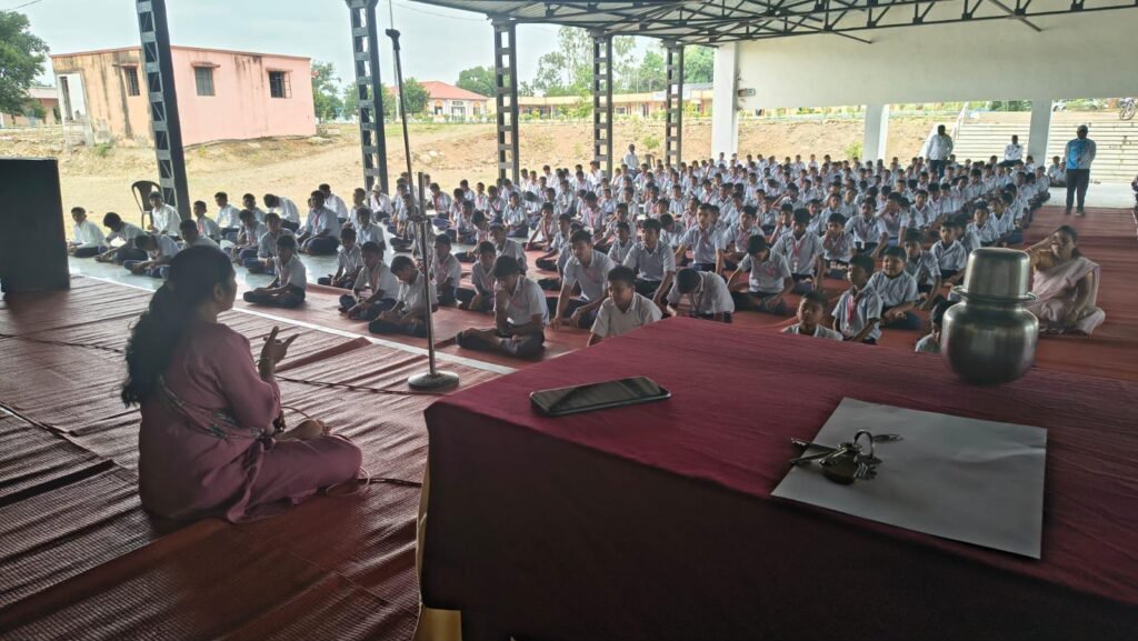 विद्यार्थ्यांनी तणावमुक्त जीवन जगत सकस आहार व व्यायामाला प्राधान्य द्यावे ; निरगुडसर येथे विद्यार्थ्यांसाठी आरोग्यविषयक मार्गदर्शन कार्यक्रम !! 1010697344