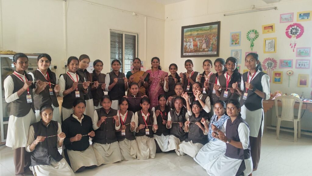 निरगुडसर येथील पंडित जवाहरलाल नेहरू माध्यमिक व दत्तात्रय गोविंदराव वळसे पाटील उच्च माध्यमिक विद्यालयातीलमुलींनी जवानांसाठी बनविल्या राख्या !! 1010733583