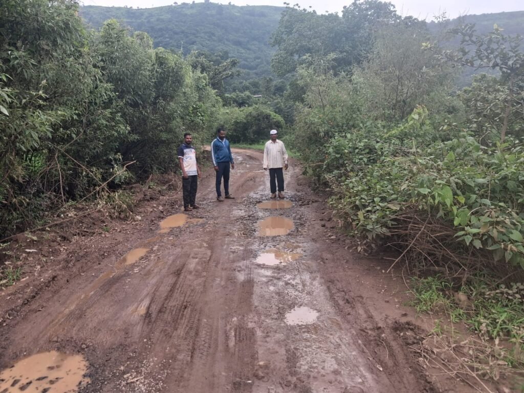 माळीन फाटा-असाणे रस्त्याची दुरवस्था; तातडीने दुरुस्ती करण्याची स्थानिकांची व प्रवाशांची मागणी !! 1010734450