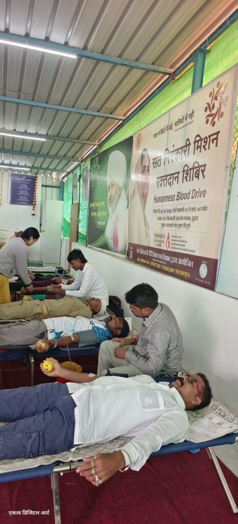 संत निरंकारी मिशनच्या वतीने करुणा, प्रेम व सह-अस्तित्वाचा संदेश; जुन्नरमध्ये ८० जणांचे रक्तदान 1010758732
