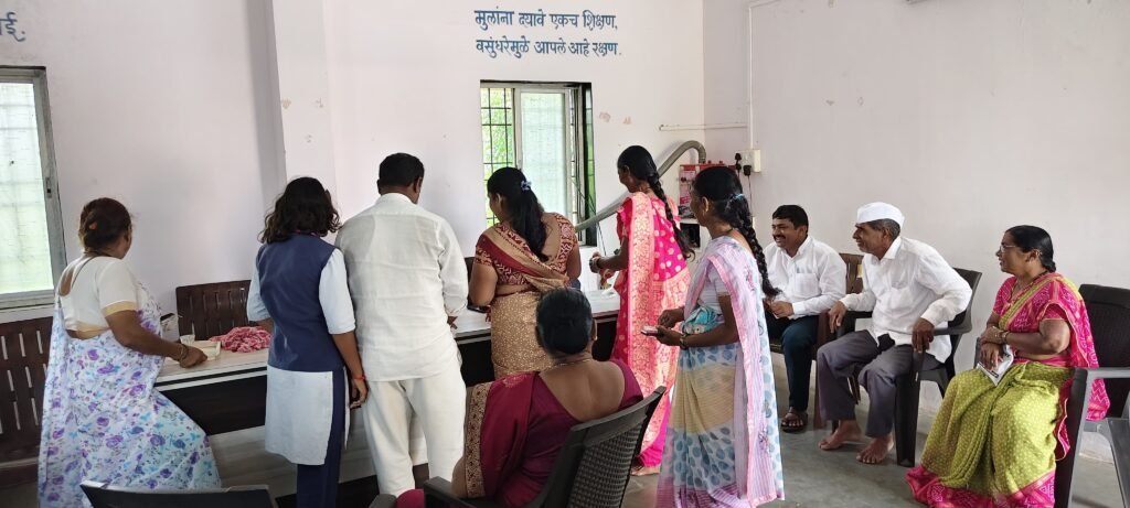 जवळे येथे एनसीएमसी कार्ड काढण्यासाठी विशेष कॅम्प; महिला व ज्येष्ठांचा उत्स्फूर्त प्रतिसाद !! 1010771453