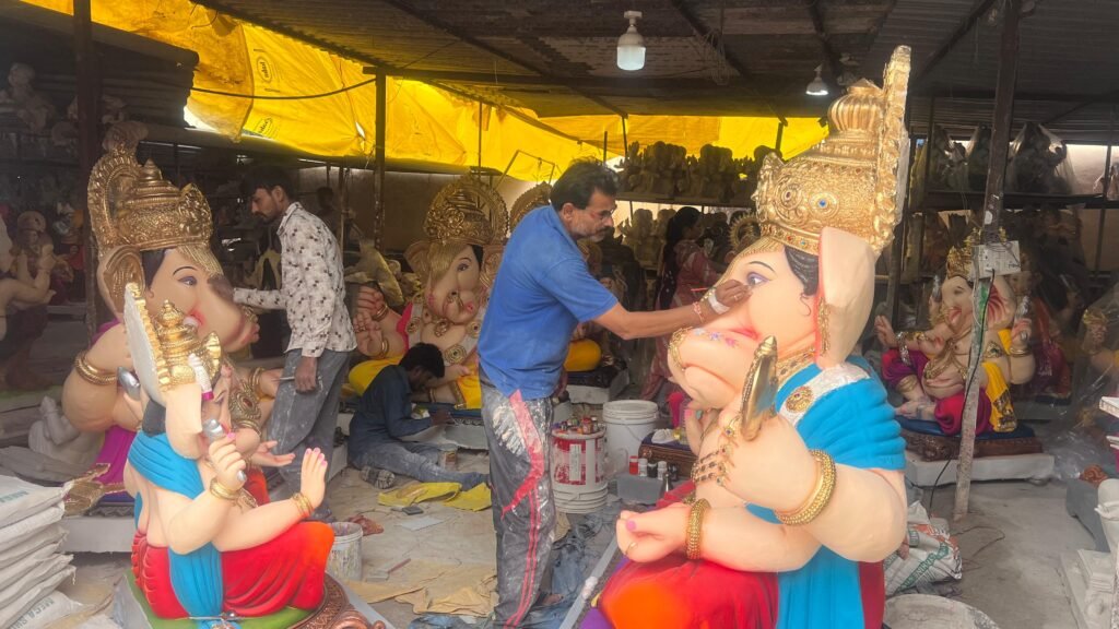 खेड्यापाड्यातही मोठ्या गणेशमूर्तींची धूम !! 1010795851