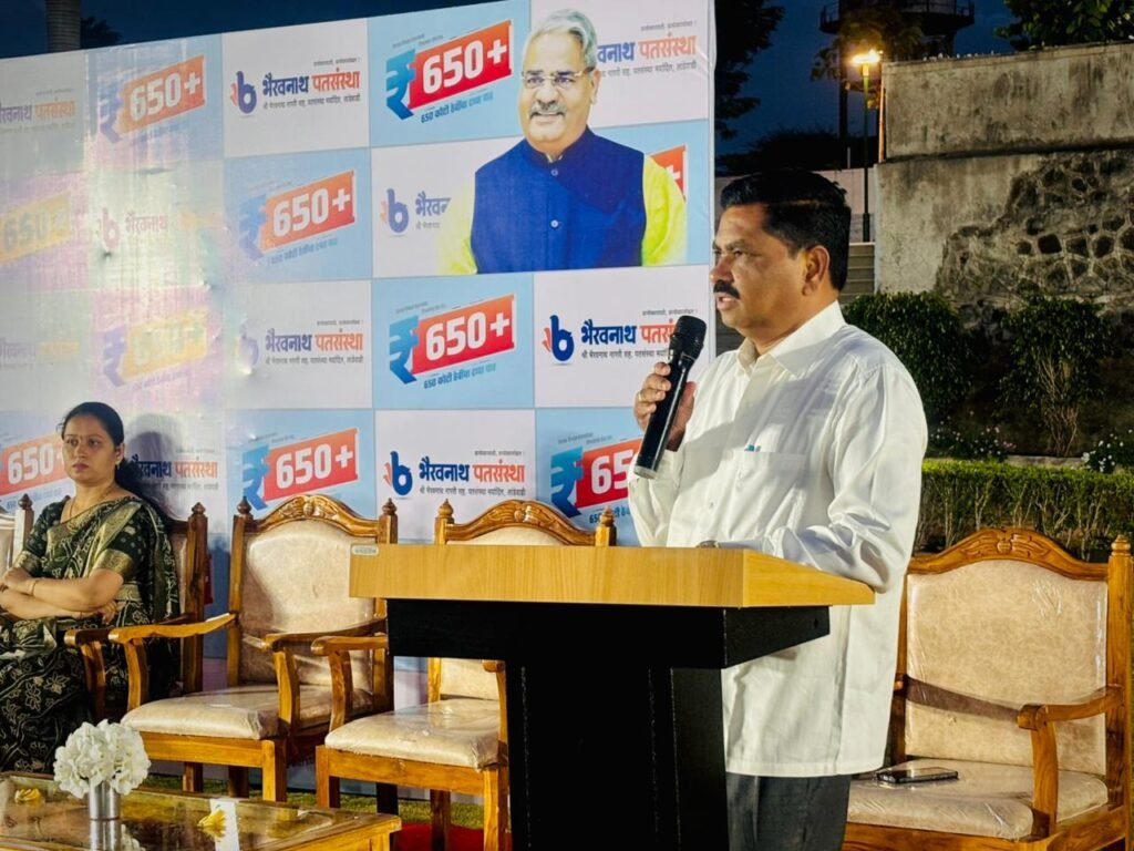 सकारात्मक दृष्टिकोन, जिद्द, अविरत कष्ट,ध्येय यांच्या सोबतीला आधुनिक तंत्रज्ञानाचा सुयोग्य वापर हीच यशाची गुरुकिल्ली - मा.खा.श्री.शिवाजीराव (दादा) आढळराव पाटील 1010810831