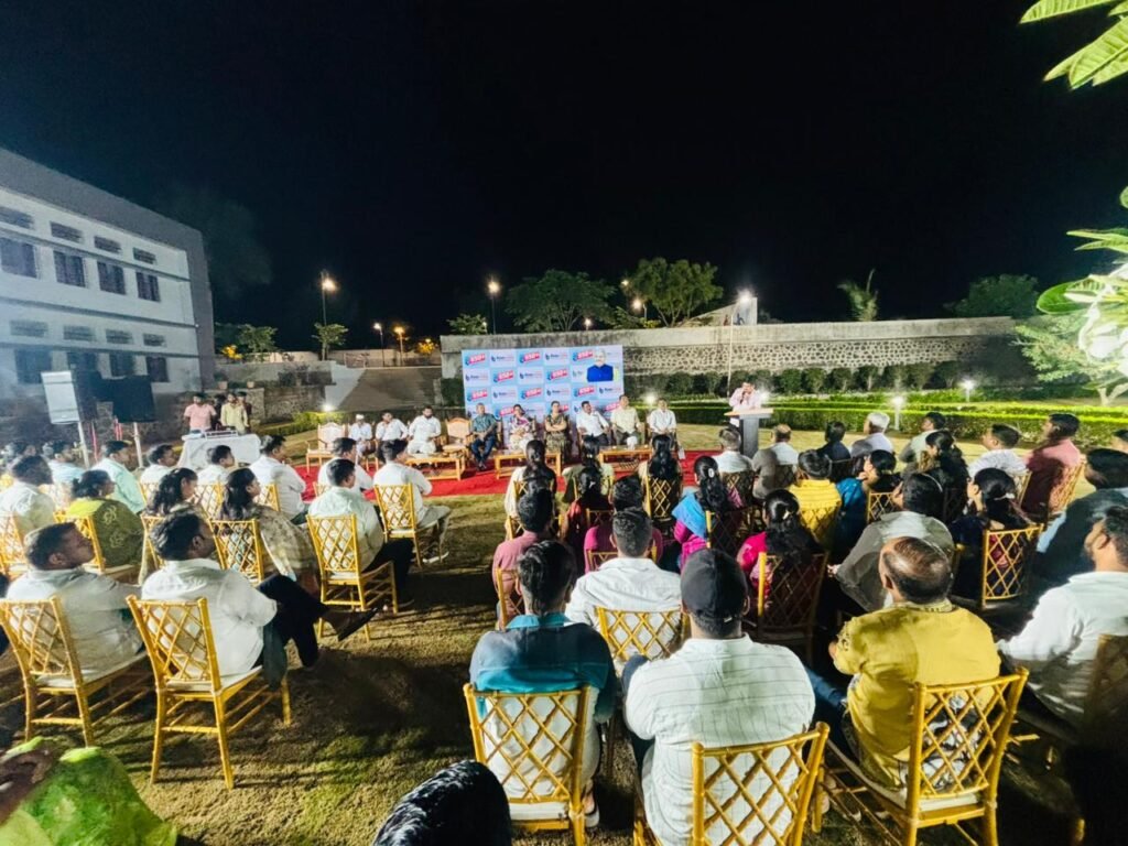 सकारात्मक दृष्टिकोन, जिद्द, अविरत कष्ट,ध्येय यांच्या सोबतीला आधुनिक तंत्रज्ञानाचा सुयोग्य वापर हीच यशाची गुरुकिल्ली - मा.खा.श्री.शिवाजीराव (दादा) आढळराव पाटील 1010810834