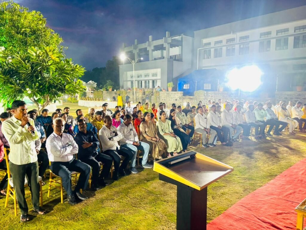 सकारात्मक दृष्टिकोन, जिद्द, अविरत कष्ट,ध्येय यांच्या सोबतीला आधुनिक तंत्रज्ञानाचा सुयोग्य वापर हीच यशाची गुरुकिल्ली - मा.खा.श्री.शिवाजीराव (दादा) आढळराव पाटील 1010810839