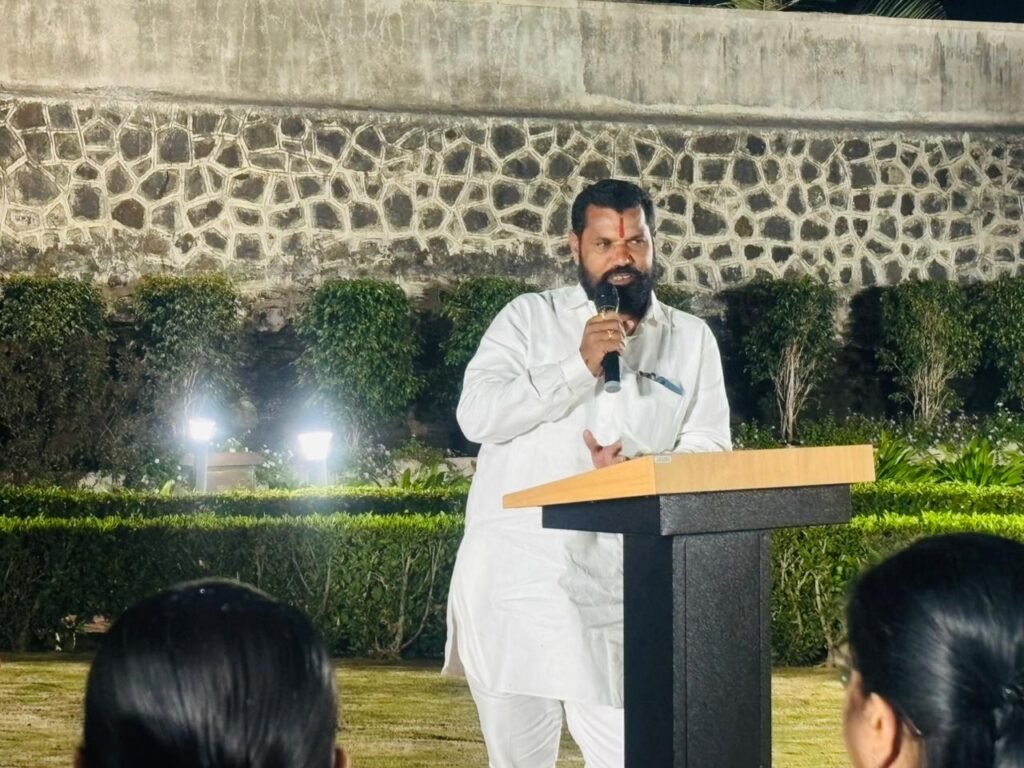 सकारात्मक दृष्टिकोन, जिद्द, अविरत कष्ट,ध्येय यांच्या सोबतीला आधुनिक तंत्रज्ञानाचा सुयोग्य वापर हीच यशाची गुरुकिल्ली - मा.खा.श्री.शिवाजीराव (दादा) आढळराव पाटील 1010810845