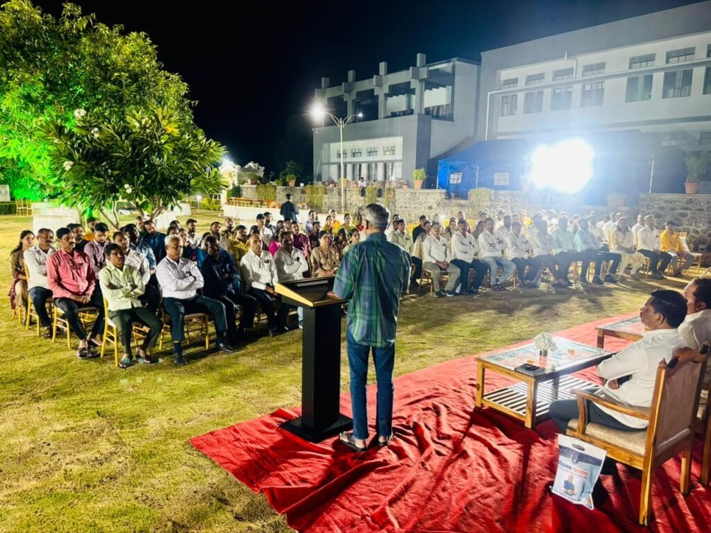 सकारात्मक दृष्टिकोन, जिद्द, अविरत कष्ट,ध्येय यांच्या सोबतीला आधुनिक तंत्रज्ञानाचा सुयोग्य वापर हीच यशाची गुरुकिल्ली - मा.खा.श्री.शिवाजीराव (दादा) आढळराव पाटील 1010810846