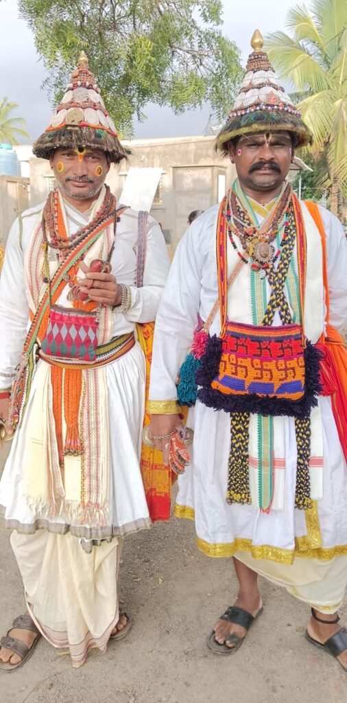 काळाच्या ओघात लुप्त होत चाललाय वासुदेव; लोकपरंपरेचा आवाज हरवण्याची भीती ! 1010841043