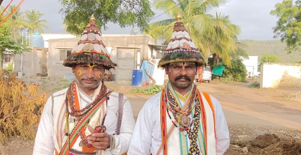 काळाच्या ओघात लुप्त होत चाललाय वासुदेव; लोकपरंपरेचा आवाज हरवण्याची भीती ! 1010841044