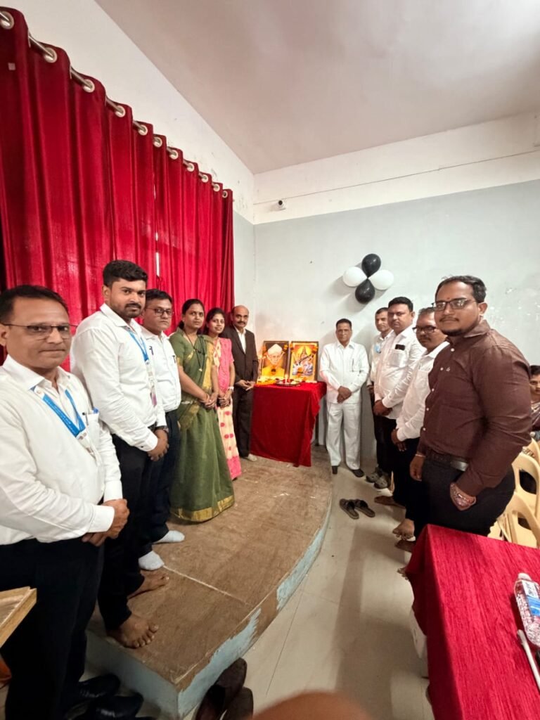 समर्थ शैक्षणिक संकुलात शिक्षक दिन उत्साहात साजरा,विविध विभागांत शिक्षकांचा गौरव; गुणवत्तापूर्ण शैक्षणिक योगदानाबद्दल प्राध्यापकांचा सन्मान !! 1010845203