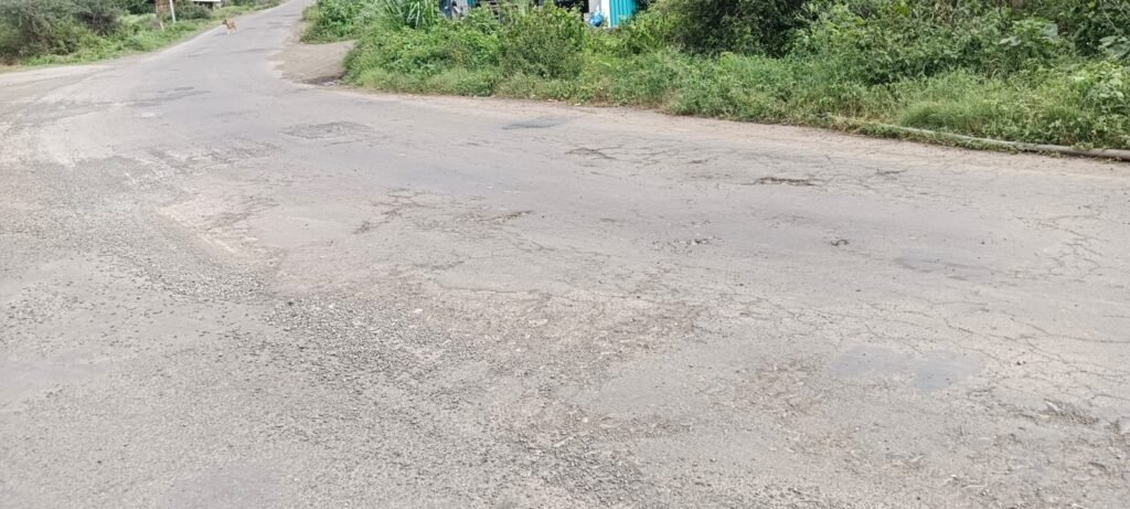निरगुडसर फाटा ते लोणी रस्ता वाहनचालक,प्रवाशांची दुरुस्तीवर नाराजी !! 1010845363