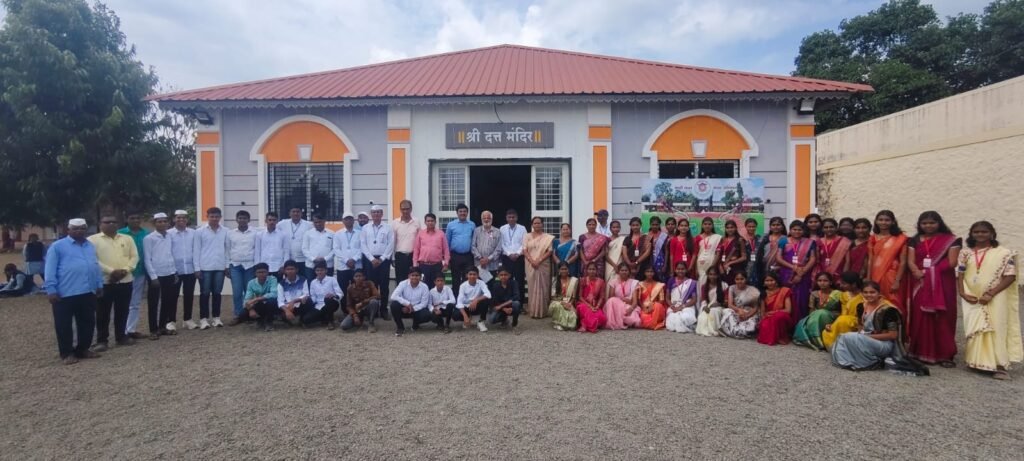 निरगुडसर विद्यालयात शिक्षक दिन अनोख्या उपक्रमाने साजरा ; दहावी,बारावीच्या विद्यार्थ्यांनी सांभाळला शाळेचा कारभार !! 1010847339