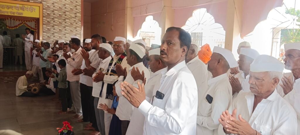 जारकरवाडी येथे श्रावणी सोमवारनिमित्त भाविकांना फराळ वाटप ; धार्मिक परंपरा, पांडवकालीन इतिहास आणि निसर्गसौंदर्याने नटलेले गाव !! 1010850335