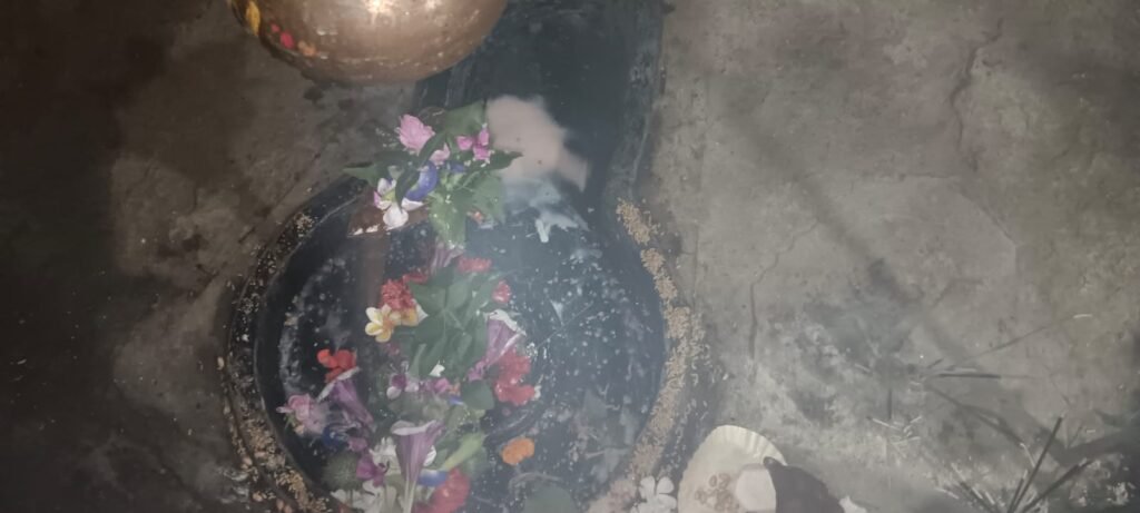 जारकरवाडी येथे श्रावणी सोमवारनिमित्त भाविकांना फराळ वाटप ; धार्मिक परंपरा, पांडवकालीन इतिहास आणि निसर्गसौंदर्याने नटलेले गाव !! 1010852534