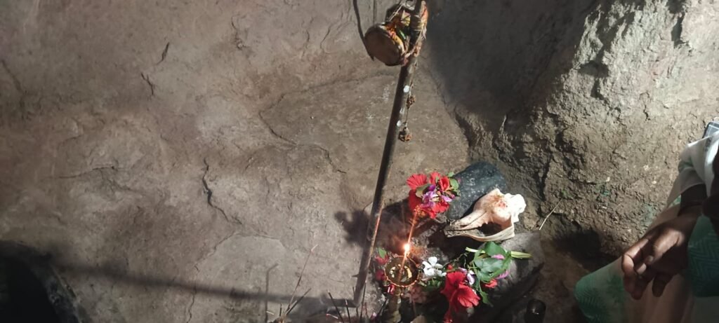 जारकरवाडी येथे श्रावणी सोमवारनिमित्त भाविकांना फराळ वाटप ; धार्मिक परंपरा, पांडवकालीन इतिहास आणि निसर्गसौंदर्याने नटलेले गाव !! 1010852536