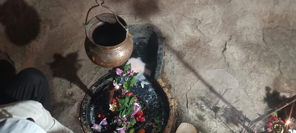 जारकरवाडी येथे श्रावणी सोमवारनिमित्त भाविकांना फराळ वाटप ; धार्मिक परंपरा, पांडवकालीन इतिहास आणि निसर्गसौंदर्याने नटलेले गाव !! 1010852537