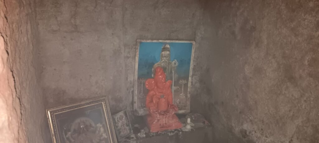 जारकरवाडी येथे श्रावणी सोमवारनिमित्त भाविकांना फराळ वाटप ; धार्मिक परंपरा, पांडवकालीन इतिहास आणि निसर्गसौंदर्याने नटलेले गाव !! 1010852538