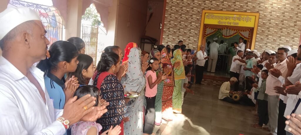 जारकरवाडी येथे श्रावणी सोमवारनिमित्त भाविकांना फराळ वाटप ; धार्मिक परंपरा, पांडवकालीन इतिहास आणि निसर्गसौंदर्याने नटलेले गाव !! 1010852539