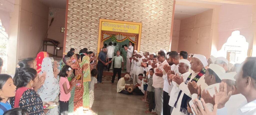 जारकरवाडी येथे श्रावणी सोमवारनिमित्त भाविकांना फराळ वाटप ; धार्मिक परंपरा, पांडवकालीन इतिहास आणि निसर्गसौंदर्याने नटलेले गाव !! 1010852540