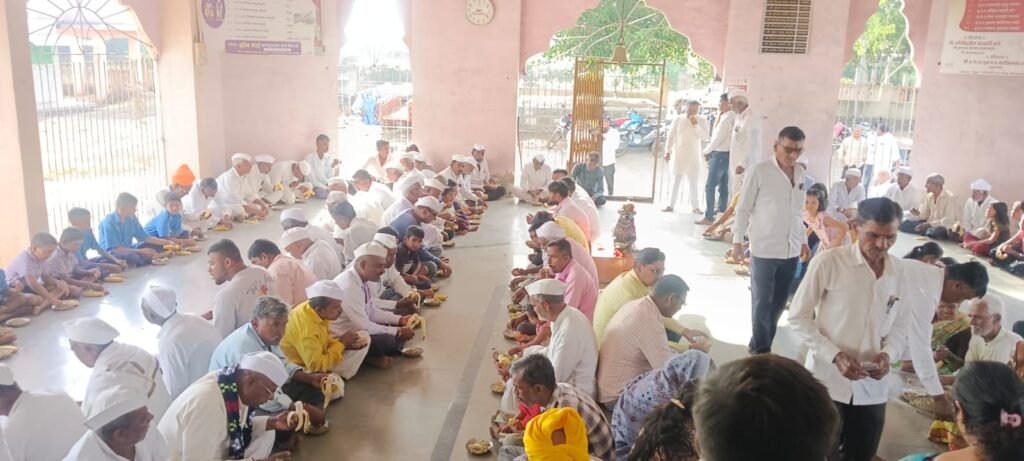 जारकरवाडी येथे श्रावणी सोमवारनिमित्त भाविकांना फराळ वाटप ; धार्मिक परंपरा, पांडवकालीन इतिहास आणि निसर्गसौंदर्याने नटलेले गाव !! 1010852541