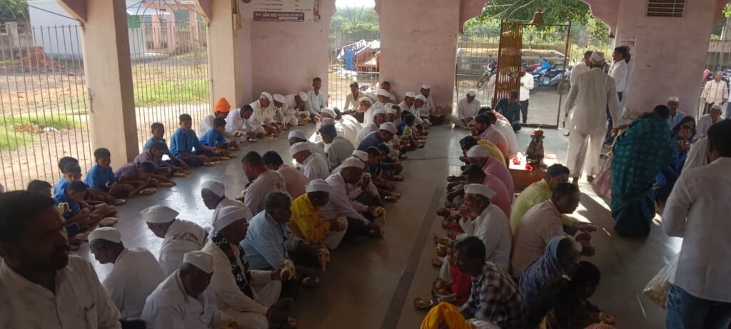 जारकरवाडी येथे श्रावणी सोमवारनिमित्त भाविकांना फराळ वाटप ; धार्मिक परंपरा, पांडवकालीन इतिहास आणि निसर्गसौंदर्याने नटलेले गाव !! 1010852542