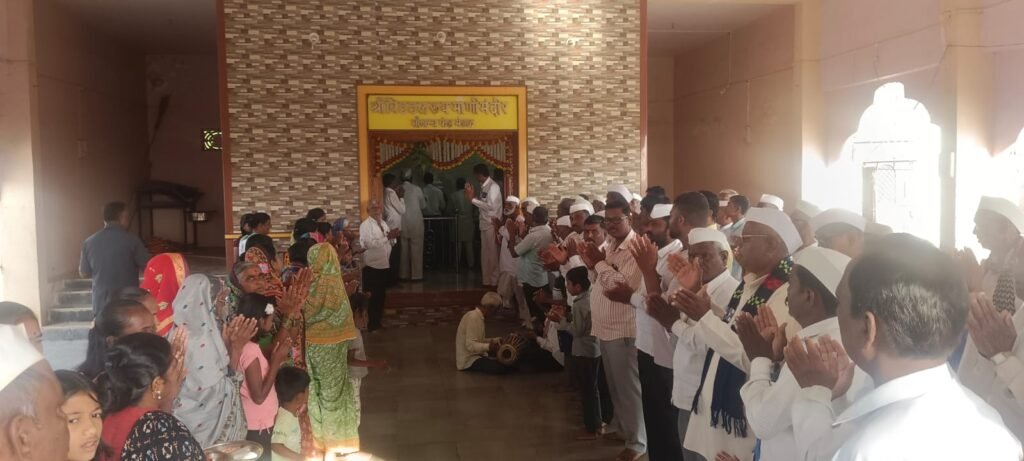 जारकरवाडी येथे श्रावणी सोमवारनिमित्त भाविकांना फराळ वाटप ; धार्मिक परंपरा, पांडवकालीन इतिहास आणि निसर्गसौंदर्याने नटलेले गाव !! 1010852544