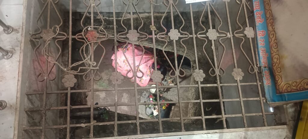 जारकरवाडी येथे श्रावणी सोमवारनिमित्त भाविकांना फराळ वाटप ; धार्मिक परंपरा, पांडवकालीन इतिहास आणि निसर्गसौंदर्याने नटलेले गाव !! 1010852545