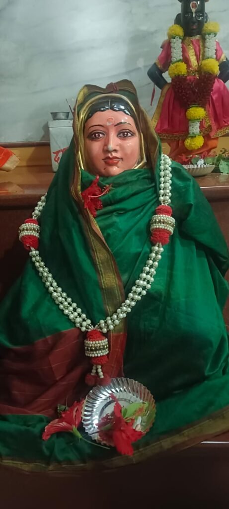 जारकरवाडी येथे श्रावणी सोमवारनिमित्त भाविकांना फराळ वाटप ; धार्मिक परंपरा, पांडवकालीन इतिहास आणि निसर्गसौंदर्याने नटलेले गाव !! 1010852546