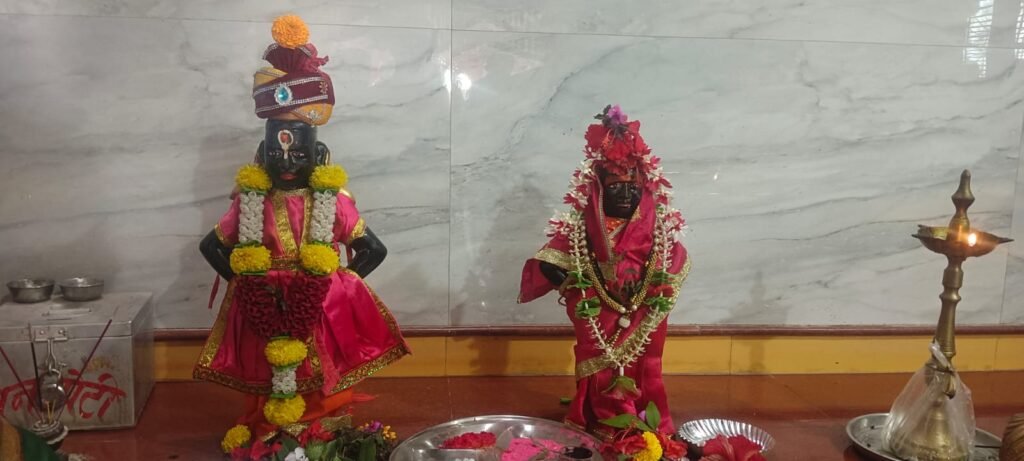 जारकरवाडी येथे श्रावणी सोमवारनिमित्त भाविकांना फराळ वाटप ; धार्मिक परंपरा, पांडवकालीन इतिहास आणि निसर्गसौंदर्याने नटलेले गाव !! 1010852547