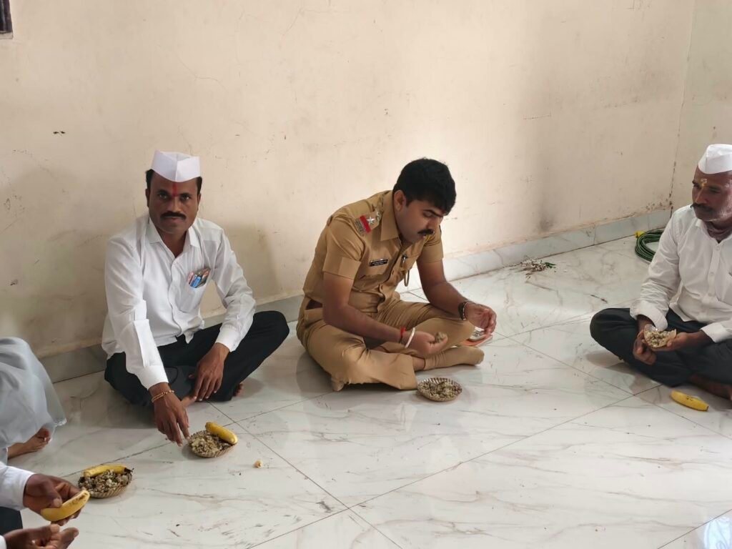 पारगाव (शिंगवे ) येथे श्रावणी सोमवारनिमित्त भाविकांना फराळाचे वाटप !! 1010855781