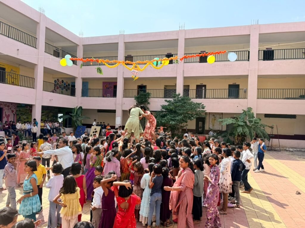 समर्थ गुरुकुलमध्ये दहीहंडी उत्साहात साजरी !! 1010856765
