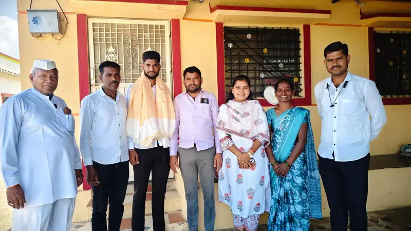 महाराष्ट्र पोलिस दलात निवड झाल्याबद्दल जारकरवाडी गावचा सुपुत्र अनिल भांड यांचा सत्कार !! 1010879724