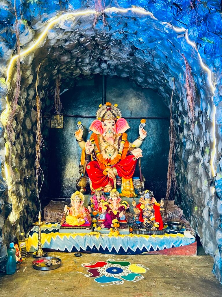 प्राचीन संस्कृतीचा जागर… गुहेत विराजमान विघ्नहर्ता ! समता गणेश मंडळाची कलात्मक निर्मिती; राजुरीत गणेशोत्सवाला सामाजिक एकोपा अन् सांस्कृतिक परंपरेची जोड !! 1010957136