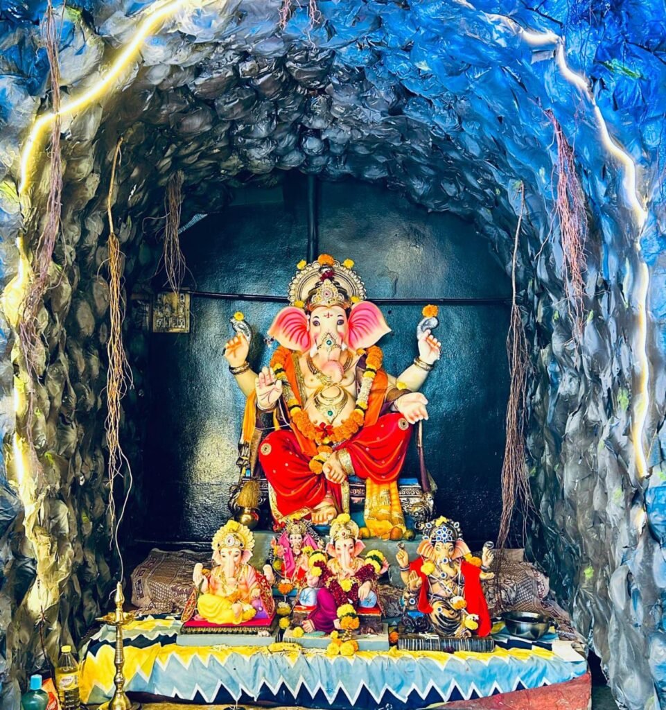 प्राचीन संस्कृतीचा जागर… गुहेत विराजमान विघ्नहर्ता ; समता गणेश मंडळाची कलात्मक निर्मिती; राजुरीत गणेशोत्सवाला सामाजिक एकोपा अन् सांस्कृतिक परंपरेची जोड !! 1010957285